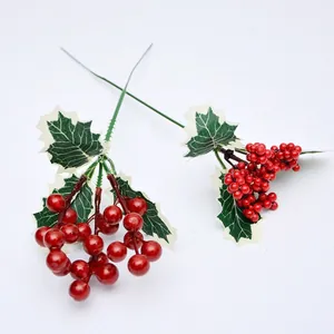 Ramas de bayas rojas de Navidad artificiales con hojas de acebo para decoración festiva