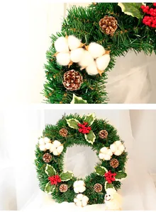 Detail eines Weihnachtskranzes mit Tannennadeln, Baumwolle, Zapfen und einem Plüschschaf