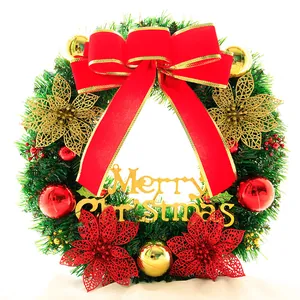 Detailansicht grüner Weihnachtskranz mit roten Schleifen und Merry Christmas Schild