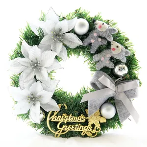 Detailansicht Weihnachtskranz mit silbernen Blüten, Filzschafen und Merry Christmas Schild