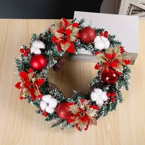 Kerstkrans met rode kerststerren, dennenappels en katoen op houten achtergrond