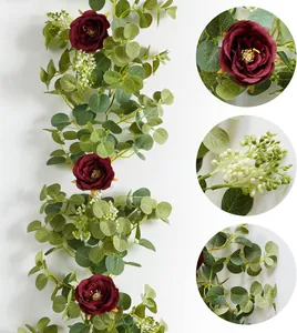 Detalle de rosas rojas artificiales y hojas de eucalipto con texturas realistas