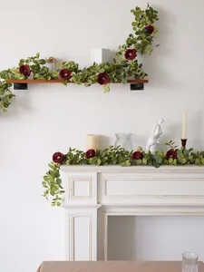 Detalle de guirnalda de eucalipto artificial con rosas rojas para decoración hogar