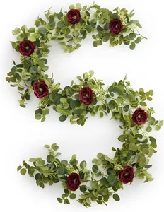 Detalle de rosas de seda granate y guirnalda de eucalipto para decoración de bodas