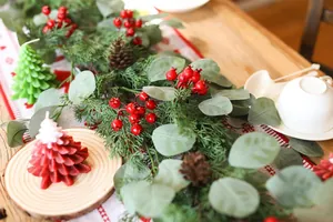 Detailansicht der Weihnachtsgirlande mit PE-Eukalyptus, Kiefernnadeln und roten Beeren