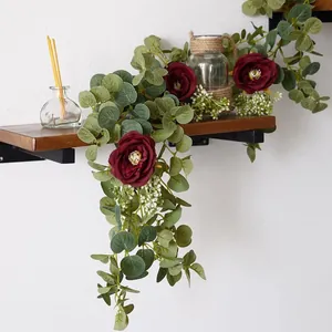 Enredadera de eucalipto artificial con rosas burdeos y bayas blancas para pared de casa