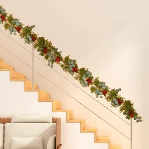 Detailansicht der Weihnachtsgirlande mit Tannennadeln und roten Beeren am Treppengeländer