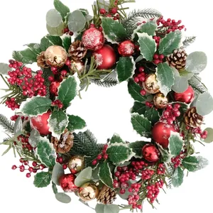 Klassischer Weihnachtskranz mit roten Kugeln, Zapfen und verschneiten Blättern auf weißem Grund