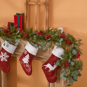 Set decorazione Natale con ghirlanda pino PE, pigne, bacche rosse e 3 calze peluche