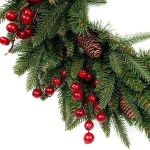 Weihnachtskranz mit künstlichen Kiefernnadeln, roten Beeren und Tannenzapfen für Haus