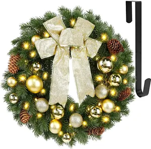 Detailierter Weihnachtskranz mit goldenen Kugeln, LED-Lichtern und Türhaken-Halter