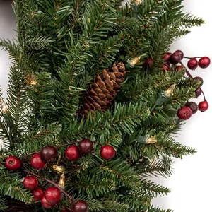 Weihnachtskranz mit künstlichen Tannennadeln, roten Beeren, Zapfen und warmen LED-Lichtern