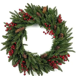 Künstlicher Weihnachtskranz mit roten Beeren und Tannenzapfen auf grüner Tannennadel-Basis