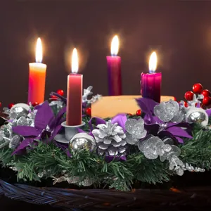 Detailansicht eines 33cm Weihnachtskranzes mit vier lila Kerzen und Silberdekor