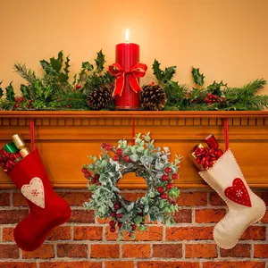 Klassieke kerstkrans met rode bessen, dennentakken en feestelijke kerstsokken