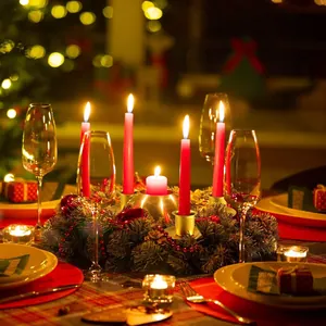 Kerstkrans kaarsenhouder set met rode kaarsen, dennenappels en gouden ornamenten