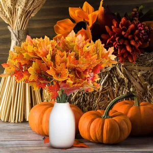 Bouquet di foglie d'acero artificiali in vaso bianco con sfondo decorativo autunnale