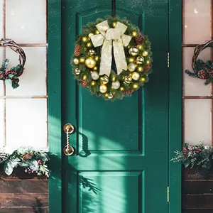 40cm Weihnachtskranz mit goldener Schleife, Zapfen und LED-Licht an grüner Tür
