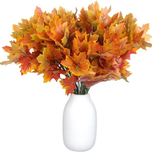 Bouquet di foglie di acero artificiali con vivaci colori autunnali in un vaso bianco