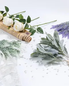 Détail de rose blanche artificielle avec tiges d'oreille d'agneau et lavande pour mariage