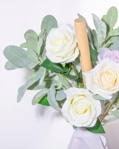 Détail de roses blanches artificielles et feuilles d'oreille d'agneau floquées en filet