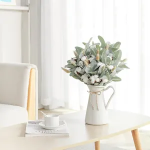 Bouquet d'oreilles d'agneau et coton dans un vase pichet vintage blanc pour décoration