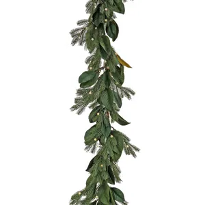 Üppige Weihnachtsgirlande mit Kiefernnadeln, Magnolienblättern und warmen LED-Lichtern