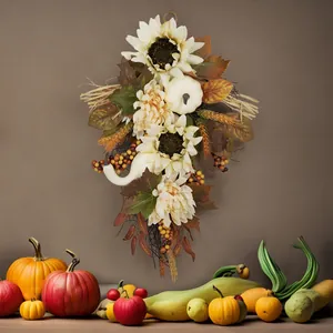 Vue détaillée d'une couronne d'automne avec tournesols blancs, citrouilles et érables