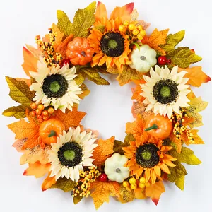 Couronne d'automne avec feuilles d'érable tournesols et citrouilles pour Thanksgiving