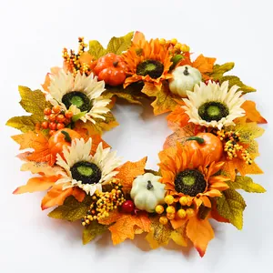 Couronne d'automne aux feuilles d'érable tournesols et citrouilles sur blanc