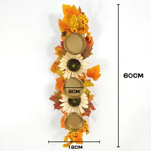 Détail du bougeoir d'automne avec tournesols, feuilles d'érable et plateaux dorés