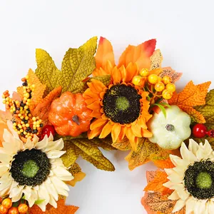 Couronne d'automne avec feuilles d'érable, citrouilles et tournesols décor d'Halloween