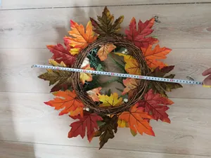Vue détaillée d'une couronne de feuilles d'érable avec mesure du diamètre de 55-60 cm