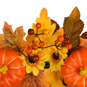 Corona de otoño con calabazas, hojas de arce, girasoles y piñas sobre fondo blanco