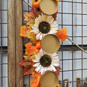Détail de plateaux dorés pour bougies avec tournesols et décor de récolte d'automne