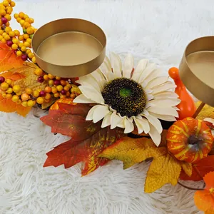 Bougeoir d'automne avec citrouilles, tournesols et feuilles d'érable sur socle d'or