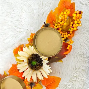 Détail du bougeoir doré avec feuilles d'érable et citrouille pour la décoration de Thanksgiving