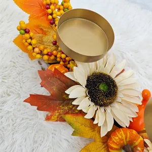 Vue de dessus du bougeoir d'automne avec tournesol, citrouille et feuilles d'érable