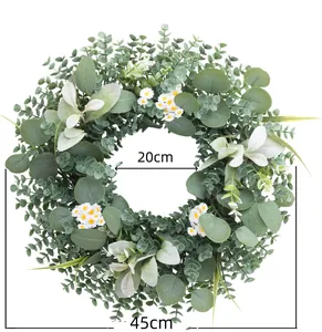 Detail eines künstlichen Eukalyptuskranzes mit Gänseblümchen und 45cm Außendurchmesser