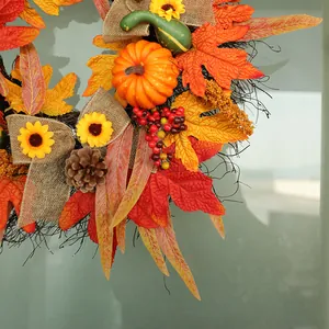 Corona de otoño con hojas de arce, calabazas y girasoles para la decoración del hogar