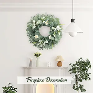 Künstlicher Eukalyptuskranz 60cm mit Gänseblümchen über einem modernen Wohnzimmer-Kamin