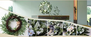 Detail von Lammohr-Kranz mit weißen Blüten und einer gestreiften Dekoschleife