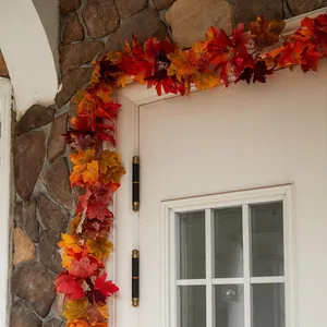 Guirnalda de arce otoñal artificial en rojo y naranja para decoración festiva de puertas