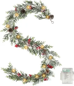 Detailansicht der 180cm Norfolk Tanne Weihnachtsgirlande mit Beeren und 9-Modi LED-Steuerung
