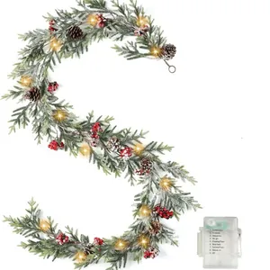 Beleuchtete Beflockte Norfolk Kiefer Weihnachtsguirlande Mit Warmen LED Lichtern Tannenzapfen Roten Beeren Für Kamin Treppen