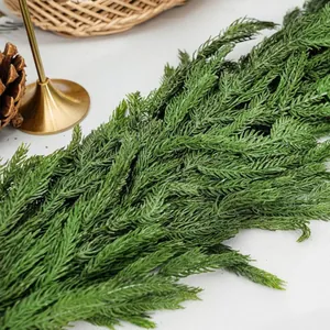 6ft realistischer Norfolk-Kiefernkranz mit dichten grünen Nadeln für Weihnachtsdeko
