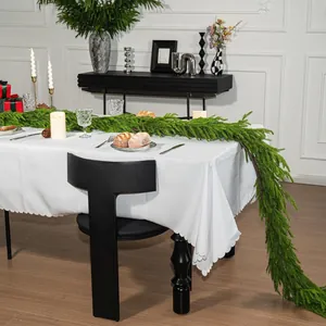Realistische 180cm Norfolk-Kieferngirlande als Weihnachtsdeko auf einem Esstisch