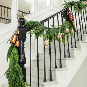 6ft Norfolk-Kiefer Weihnachtsgirlande mit Glocken und Elchornamenten an der Treppe