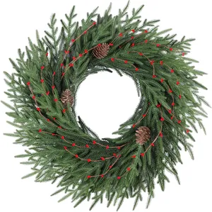 Détail d'une couronne de Noël en pin Norfolk avec baies rouges et pommes de pin