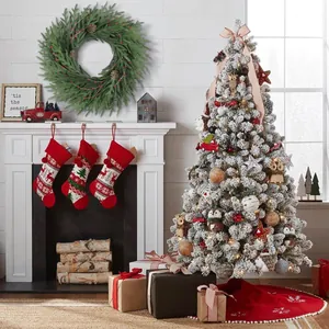 Détail d'une couronne de Noël festive avec pommes de pin et baies sur une cheminée blanche